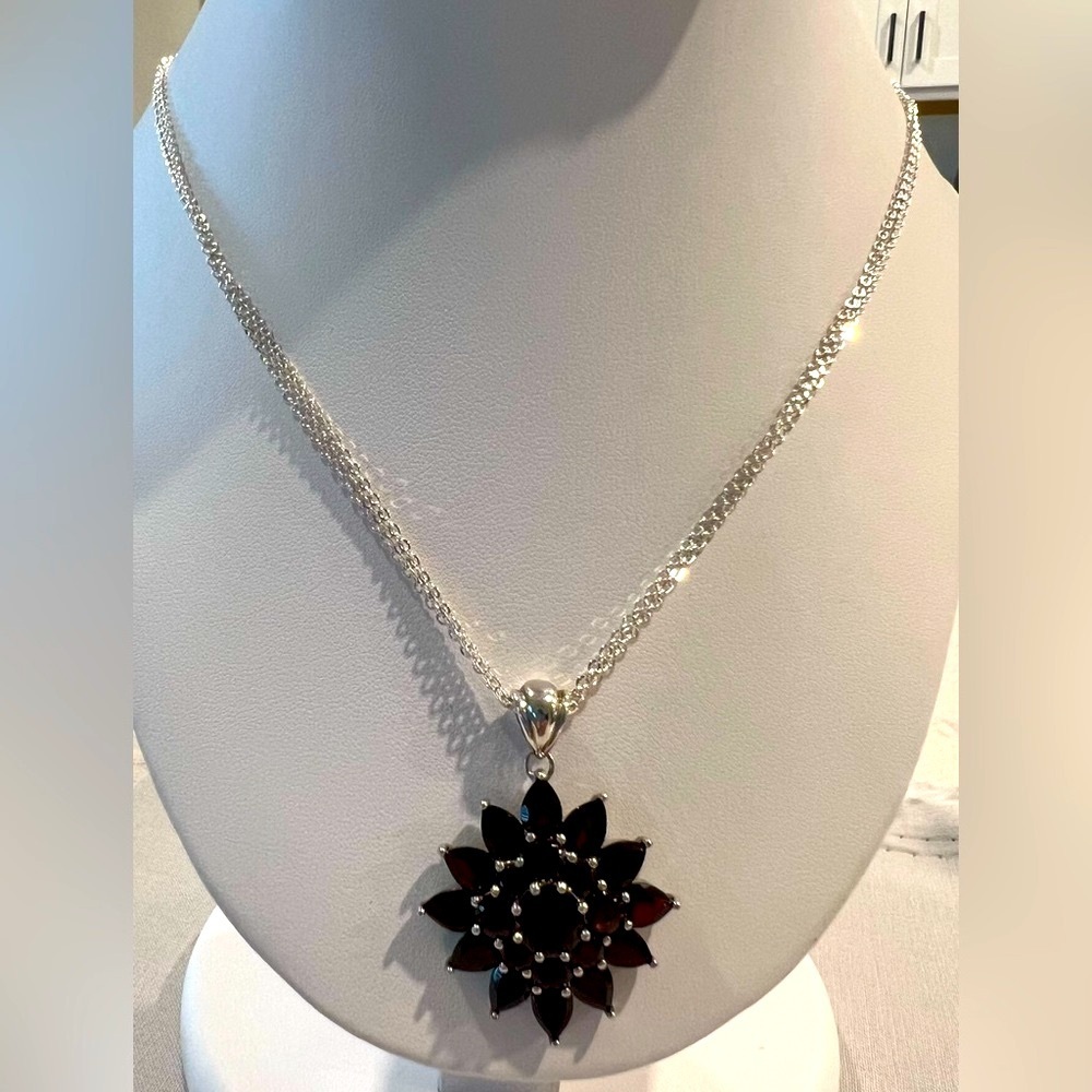 Sterling 13.50 Ct tw Garnet Cluster pendant w/18” magnetic clasp chain.